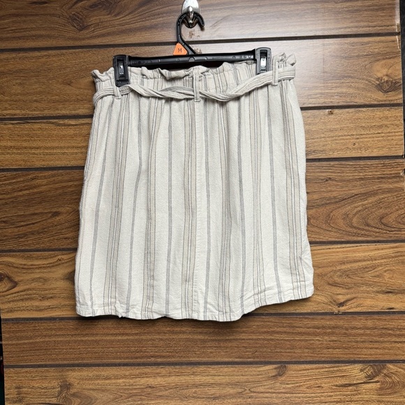 Daytrip size large Cream Mini Skirt with Tie Front for Casual Resort Wear - Picture 6 of 7